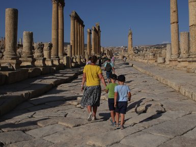 Säulenweg in Ausgrabungsstätte Jerash - Jordanien Familienreise
