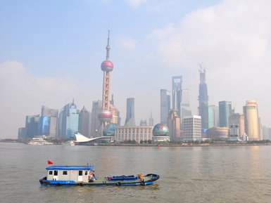 Der Oriental Pearl Tower ragt aus der modernen Skyline von Shanghai – China Reise mit Kindern