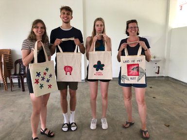 Kinder präsentieren selbst gestaltete Taschen in den Tamarind Gardens – Sri Lanka Reise mit Kindern