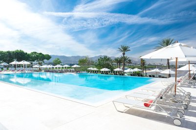 Infinity-Pool mit Blick auf den Golf von Oman im Crowne Plaza Muscat – Familienurlaub in Muscat