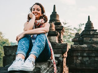 Teenagerin erkundet einen traditionellen Tempel auf Bali – Bali mit Kindern
