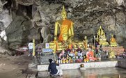 Buddha-Schrein in Krasae-Höhle in Kanchanaburi - Thailand Family & Teens - Thailand mit Kindern und Jugendlichen