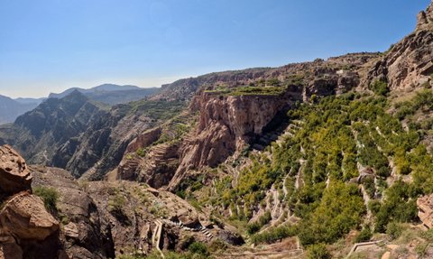 Von einem Aussichtspunkt bietet sich ein spektakulärer Blick über die grünen Terrassenfelder und tiefen Schluchten des Jebel Akhdar – Oman Familienreise