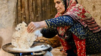 Frau beim Kunsthandwerk im Bait al Safah Museum in Al Hamra – Oman Familienreise