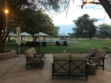Terrasse Otijiwa Lodge - Namibia mit Kindern