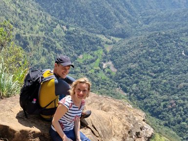 Zwei Teenager sitzen auf einem Felsen und blicken in die grüne Landschaft bei Ella – Sri Lanka mit Kindern