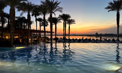 Außenpool mit Blick auf den Sonnenuntergang im Hilton Luxor Resort & Spa in Luxor – Ägypten Reise mit Kindern