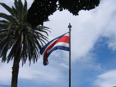 Nationalflagge von Costa Rica weht in San José – Costa Rica Familienreise