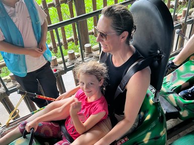 Mutter und Kind genießen eine rasante Abfahrt beim Rodeln in Guilin – China mit Kindern