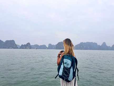 Mädchen blickt auf die beeindruckende Szenerie der Halong-Bucht – Vietnam mit Kindern