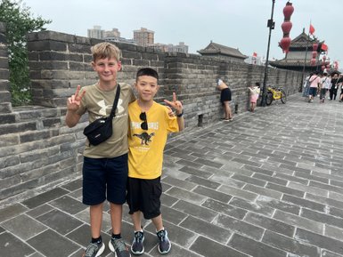 Zwei Kinder entdecken gemeinsam die Altstadt von Xi’an – China Reise mit Kindern