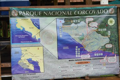 Informationsschild mit Parkkarte im Corcovado-Nationalpark – Costa Rica Familienreise