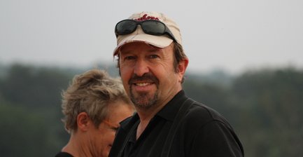 Rainer Stoll lächelt in die Kamera in Sri Lanka – Sri Lanka Familienreise