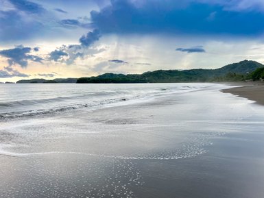 Malerischer Himmel über dem Strand von Potrero in Guanacaste – Costa Rica Reise mit Kindern