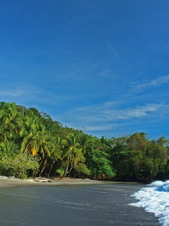 Brandung mit starken Wellen an einem Strand in Costa Rica – Costa Rica Familienreise