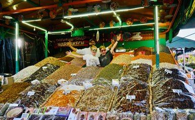 Zwei Kinder entdecken bunte Gewürze an einem traditionellen Marktstand in Marrakesch – Marokko Familienreise
