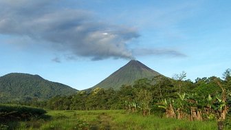 Majestätischer Blick auf den Vulkan Arenal und die grüne Landschaft – Costa Rica Familienreise