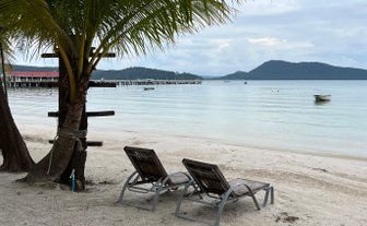 Liegen am weißen Sandstrand von Koh Rong Samloem – Kambodscha Reise mit Kindern