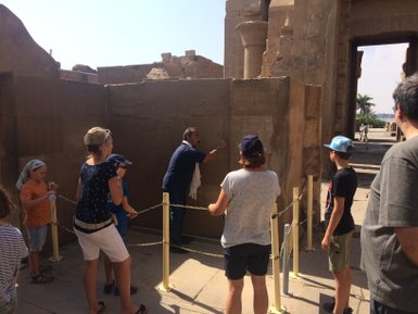 Der Reiseleiter erklärt die Geschichte des Tempels von Kom Ombo – Ägypten Reise mit Kindern