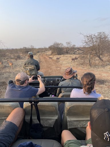Reisegruppe auf Safari im offenen Jeep bei einer Pirschfahrt im Kruger Nationalpark – Südafrika mit Kindern