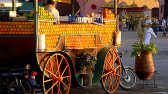 Frisch gepresster Orangensaft-Stand auf dem Markt in Marrakesch – Marokko Familienreise