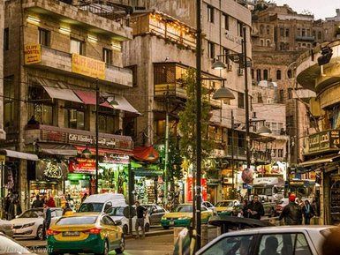 Straße und Geschäfte Amman Stadtzentrum - Jordanien mit Kindern 