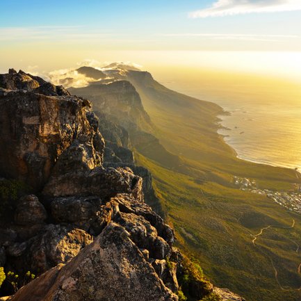 Abendlicht über der Küstenlinie von Kapstadt beim Sonnenuntergang – Garden Route Reise mit Kindern