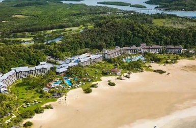 Ein weitläufiger Blick auf den Shangri-La Rasa Resort mit Pools und Hotelzimmern, umgeben von üppiger Natur.