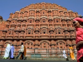 Die beeindruckende Fassade des Palastes der Winde in Jaipur zeigt kunstvolle Fenster und eine leuchtend rote Farbe.