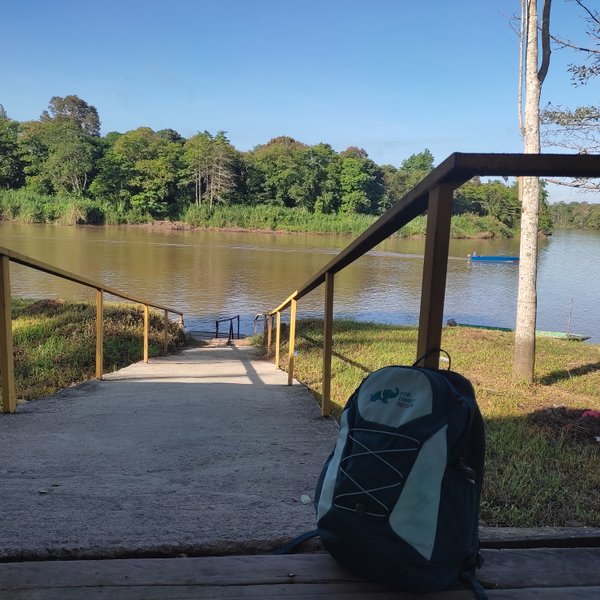 For Family Reisen Rucksack steht am Ufer des Kinabatangan-Flusses – Malaysia & Borneo Familienreise