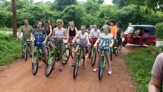 Kinder machen eine Pause während einer Fahrradtour durch die grüne Landschaft – Sri Lanka Familienreise