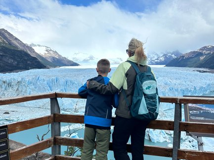 Eine Frau und ein Junge stehen an einem Aussichtspunkt und betrachten den beeindruckenden Perito-Moreno-Gletscher.