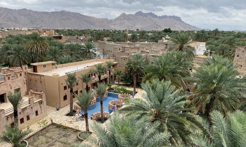 Luftaufnahme des Hotel Aldar Inn mit umliegender grüner Landschaft – Oman Familienreise