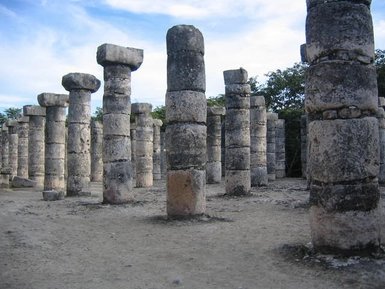 Antike Steinsäulen beim Tempel der Krieger zeugen von der faszinierenden Architektur Chichén Itzás – Mexiko Familienreise