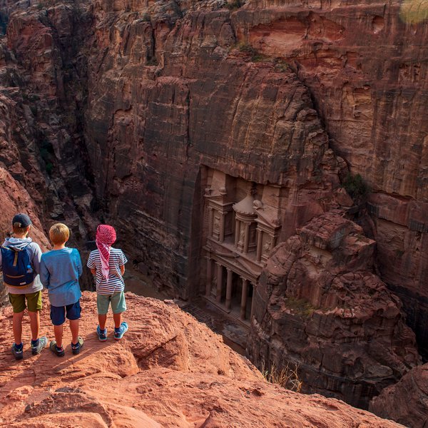 Kinder blicken auf Schatzhaus Petra - Jordanien Urlaub mit Kindern