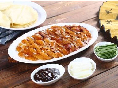 Knusprige Pekingente serviert mit Beilagen – China Familienreise