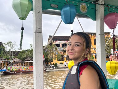Mädchen fährt in einem traditionellen Boot auf dem Fluss – Vietnam Familienreise