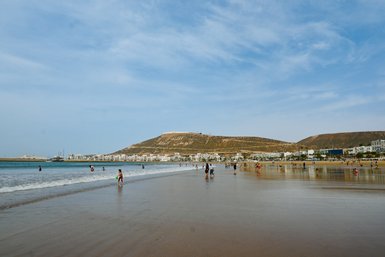 Sandstrand von Sidi Kaouki mit Blick auf den Atlantik – Familienurlaub in Marokko
