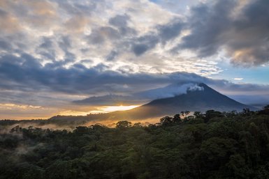 Farbenfroher Sonnenuntergang hinter dem Vulkan Arenal – Costa Rica Familienreise