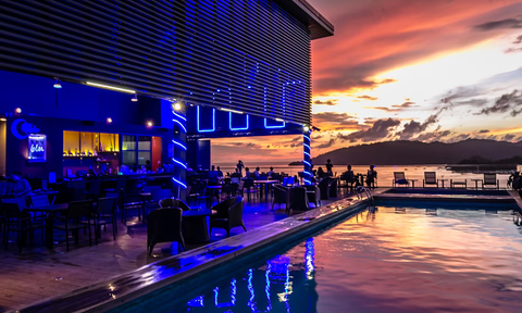 Sky Blu Bar mit nächtlicher Aussicht im Grandis Hotel – Malaysia & Borneo Reise mit Kindern