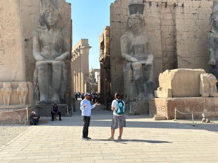 Reiseleiter gibt Erklärungen vor monumentalen Statuen im Tempel von Luxor – Ägypten Reise mit Kindern
