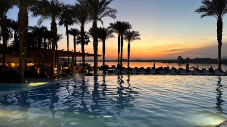 Außenpool mit Blick auf den Sonnenuntergang im Hilton Luxor Resort & Spa in Luxor – Ägypten Reise mit Kindern