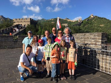 Eine Reisegruppe hält den Moment mit Fotos auf der historischen Großen Mauer fest – China Familienreise
