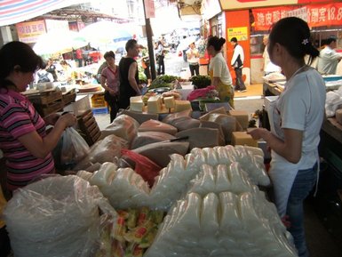 Marktstände mit regionalen Produkten auf dem Freimarkt in Guilin – China Reise mit Kindern