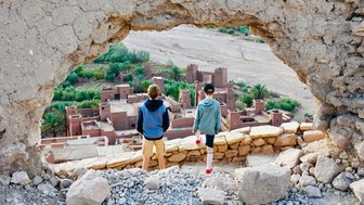 Kinder schauen auf die historischen Lehmbauten von Aït Ben Haddou – Marokko Reise mit Kindern