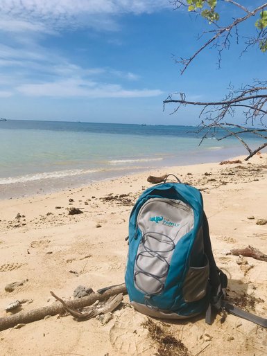 FFR Rucksack liegt im Schatten am weißen Sandstrand von Cahuita – Costa Rica Familienreise