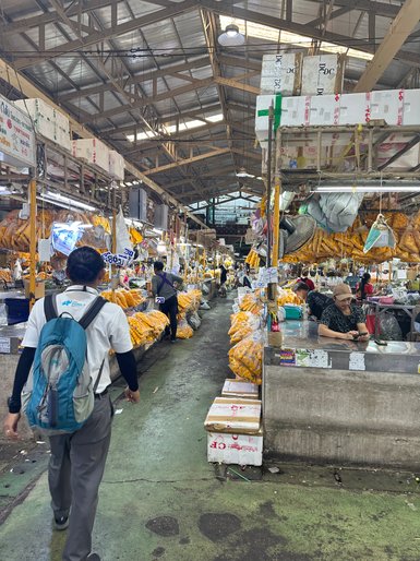 Blumenstände mit frischen Blüten auf dem Pad Klong Talad Markt – Thailand mit Kindern