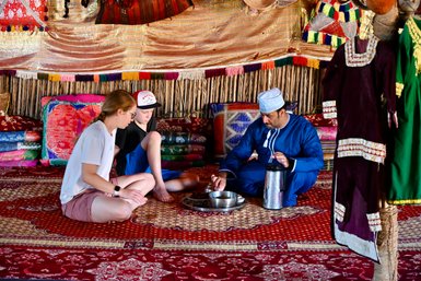 Kinder essen im Zelt des Camps in der Wüste Wahiba Sands – Oman Familienreise