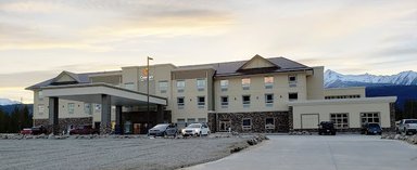 Das Comfort Inn & Suites in Valemount zeigt eine moderne Architektur mit einem einladenden Eingangsbereich und umliegenden Bergen.