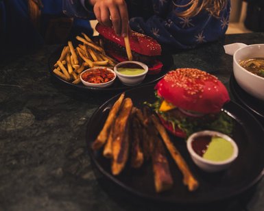Kinder genießen eine Mahlzeit im Restaurant – Südafrika Familienreise
